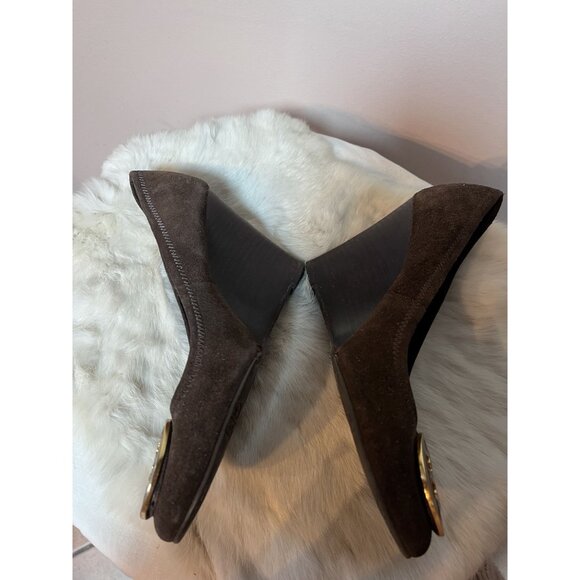 Tory Burch Brown Suede Sally Wedge 4" Designer Heel Gold Logo Size 7.5 - Picture 5 of 9